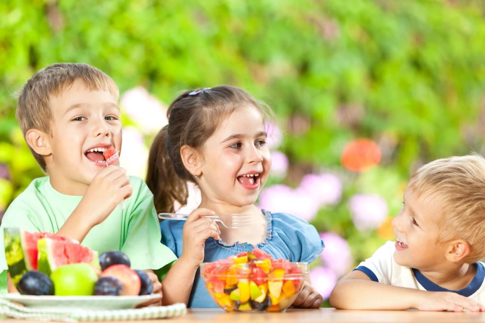 Spielspaß Obstsalat: Ein Klassiker, der Kinder bewegt und begeistert