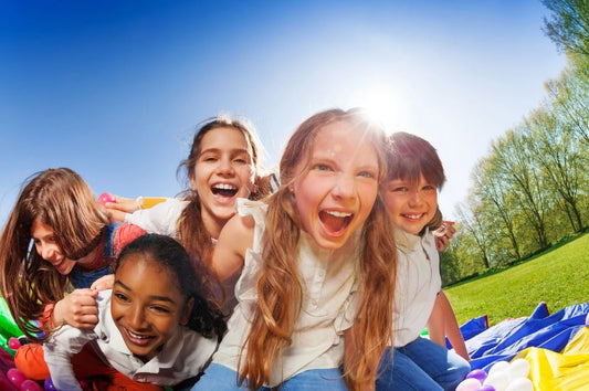Blinde Kuh spielen: Warum dieses klassische Kinderspiel heute noch begeistert und fördert