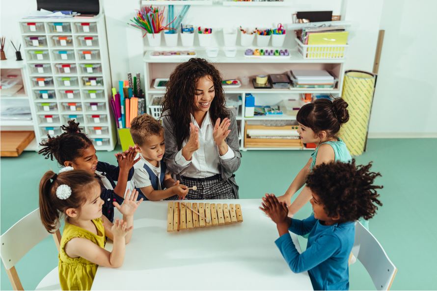 Topfschlagen: Der ultimative Spielspaß für Kindergeburtstage und Familienfeste