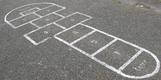 Himmel und Hölle – Spielregeln, Anleitung & lustige Varianten für Kinder