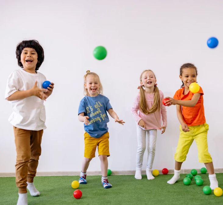 Spielend Freundschaften knüpfen: 8 tolle Kennenlernspiele für Kinder