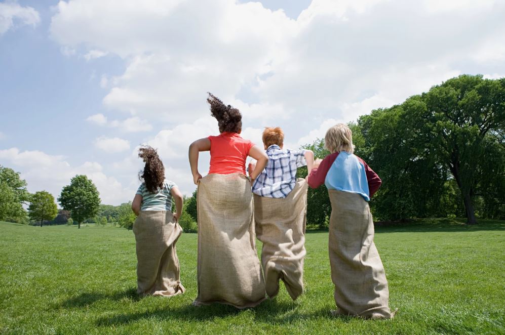 Spielspaß für die ganze Familie: Der Plumpsack geht um - Regeln, Variationen und pädagogischer Wert