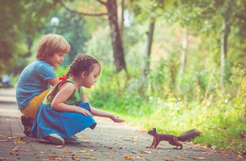 Regenwetter? Kein Problem! 10 unvergessliche Schnitzeljagd-Ideen für drinnen mit Kindern