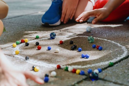 Murmeln spielen leicht gemacht: Vom klassischen Kreisspiel bis zum modernen Murmelturnier