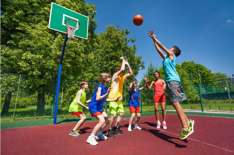 Schnitzeljagd- auf- dem- Spielplatz