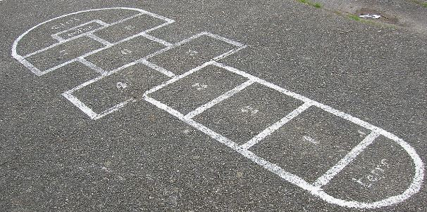 Himmel und Hölle – Spielregeln, Anleitung & lustige Varianten für Kinder